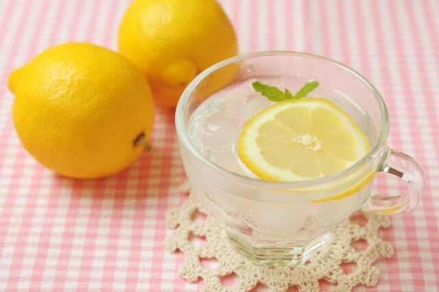 水道水を美味しく飲むレモン水